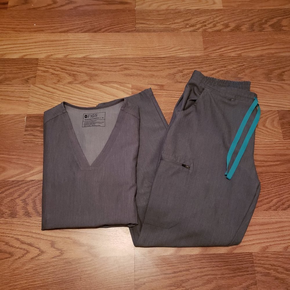 Figs Graphite Casma + Yola Essential Scrub Set Size Medium